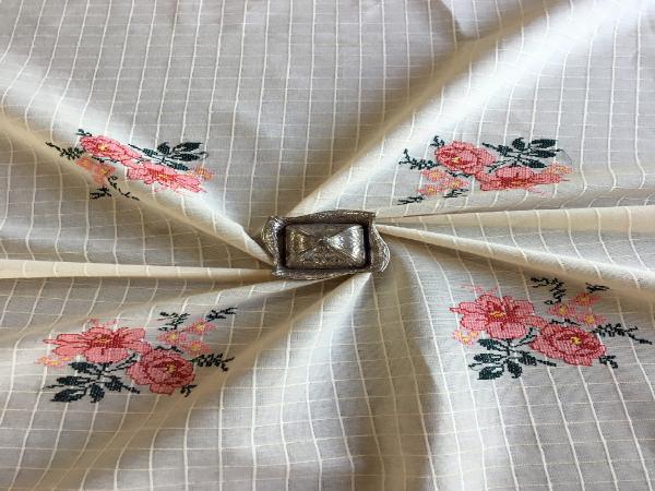  Dört Farklı Renk Seçenekli Kanaviçe Masa Örtüsü 140x 170 cm %100 Pamuk 