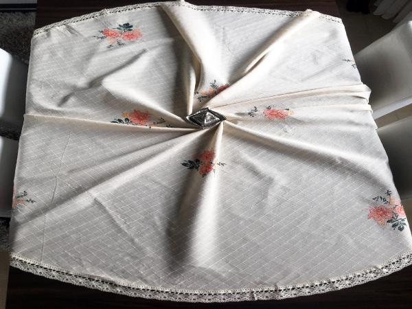  Dört Farklı Renk Seçenekli Kanaviçe Dantelli Yuvarlak Masa Örtüsü 160 x 160 cm %100 Pamuk 