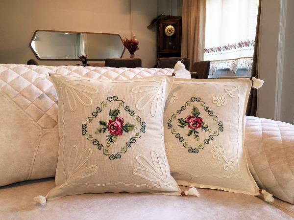Kanaviçe İşlemeli 2 li Kırlent Kılıfı Gül Demet-Bordo Rengi %100 Pamuk